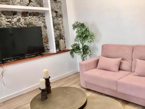 a living room with a pink couch and a table at Casa Garnier in Santa Cruz de la Palma