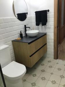 un baño con lavabo e inodoro en Casa Garnier, en Santa Cruz de la Palma
