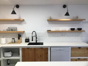 una cucina con un lavello e un piano di lavoro di Casa Garnier a Santa Cruz de la Palma Altre 17 foto