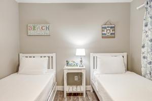 En eller flere senge i et værelse på Seascape Villa Condos A8 + 18 billeder