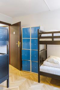 
Łóżko lub łóżka piętrowe w pokoju w obiekcie Grand Hostel
