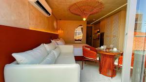 a living room with a white couch and a table at Setai Aquamaris Luxo - By Almare in Tambaú
