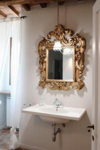 Et badeværelse på Residenze Il Convento Serra Alta