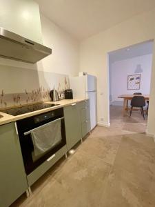 a kitchen with a stove and a refrigerator at Moderne Wohnung nahe Hockenheimring für bis zu 8 Personen in Hockenheim