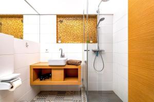 un baño con lavabo y ducha en Cascais By the Ocean, en Cascais 35 fotos más