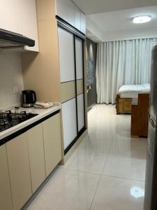 Una cocina con estufa y fregadero en una habitación. en Mimahs Cozy Getaway near JKIA&SGR at NewRise Gardens, en Nairobi