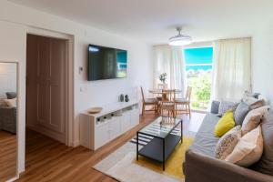 ein Wohnzimmer mit Sofa und Tisch in der Unterkunft Sun Beach Delfín Verde Apartamento E11 in Benalmádena
