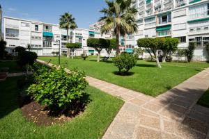 ein Park vor einem großen Wohnhaus in der Unterkunft Sun Beach Delfín Verde Apartamento E11 in Benalmádena