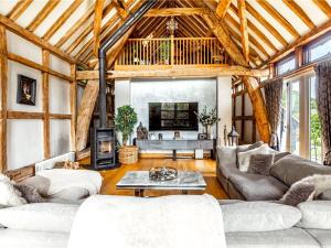 Ruang duduk di Pass the Keys The Chilterns Cruck Barn