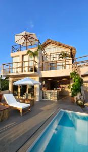 una villa con piscina y una casa en Hostal Xeno, en Puerto Ángel