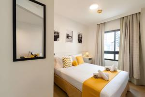 a bedroom with a large mirror and a bed at MP/1212-Flat completo no Hotel Mercure Pinheiros in Sao Paulo +62 photos