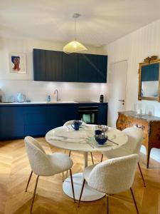een keuken met een tafel en stoelen in een kamer bij Charmante petite maison d'exception classée in Saint-Brieuc
