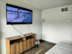 Μια τηλεόραση ή/και κέντρο ψυχαγωγίας στο Bel Aire Motel
