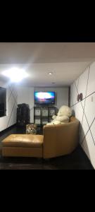 ein Wohnzimmer mit Couch und Flachbildfernseher in der Unterkunft Departamento amoblado in Huaraz