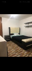 ein Schlafzimmer mit einem Bett in der Zimmerecke in der Unterkunft Departamento amoblado in Huaraz