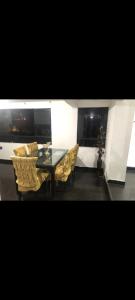 ein Esszimmer mit Glastisch und Stühlen in der Unterkunft Departamento amoblado in Huaraz