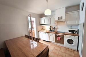 Η κουζίνα ή μικρή κουζίνα στο Bright apartment with two bedrooms in Ajaccio