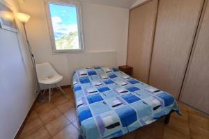 Ένα ή περισσότερα κρεβάτια σε δωμάτιο στο Bright apartment with two bedrooms in Ajaccio