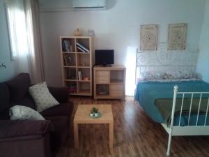 una camera da letto con un letto, un divano e un tavolo di Retales a Cartagena