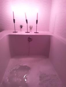 una vasca da bagno con tre candele dentro e acqua di Retales a Cartagena Altre 13 foto