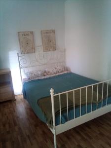 una camera con letto e culla bianca di Retales a Cartagena