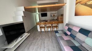 a living room with a couch and a television at la casa de pozo1 in Pozo Izquierdo