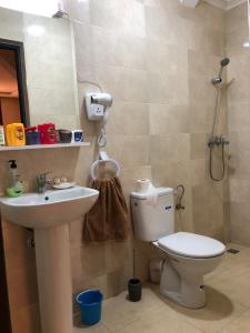 Ένα μπάνιο στο Appartement élégant près de la mer, avec superbe vue sur les montagnes +6 φωτογραφίες