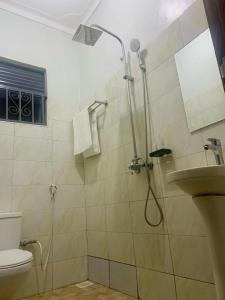 Bilik mandi di Metro Hideout Kyaliwajjala