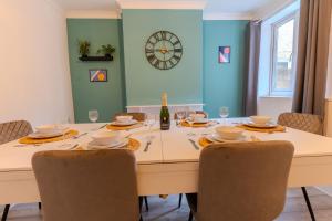 レインハムにある3 Bed Apartment with Adjoining 3rd Bedroom -Contractor and Long Stays Pool Tableのギャラリーの写真