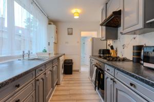 Η κουζίνα ή μικρή κουζίνα στο 3 Bed Apartment with Adjoining 3rd Bedroom -Contractor and Long Stays Pool Table