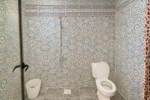 un baño con inodoro y ducha en Jada Surf House, en Taghazout 49 fotos más