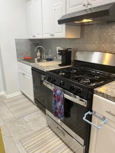 Køkken eller tekøkken på Charming & Comfortable 3Bed 2Bath Aspen Hill Apt + 12 billeder