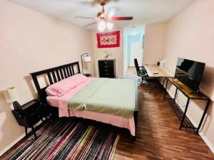 En eller flere senge i et værelse på Charming & Comfortable 3Bed 2Bath Aspen Hill Apt