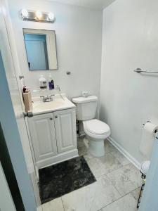 Et badeværelse på Charming & Comfortable 3Bed 2Bath Aspen Hill Apt