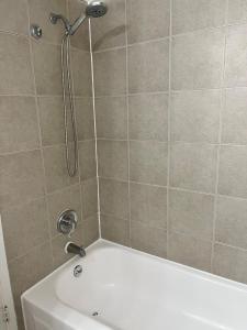 Et badeværelse på Charming & Comfortable 3Bed 2Bath Aspen Hill Apt