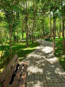un parque con bancos y árboles en un camino en Park Veredas Apto 705, en Rio Quente