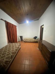 Ένα ή περισσότερα κρεβάτια σε δωμάτιο στο Casa quinta con piscina sobre el rio
