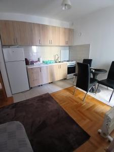 Η κουζίνα ή μικρή κουζίνα στο Sarajevo Holiday Apartment 4