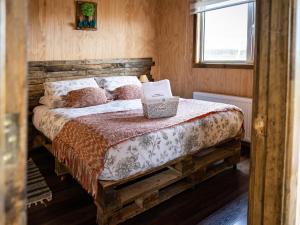 プエルト・ナタレスにあるCabañas Sierra Doroteaのベッドルーム1室(ノートパソコン付きのベッド1台付)