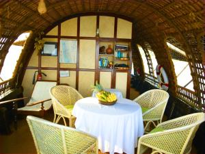 Spice Coast Cruises - Houseboat, A CGH Earth Experience的休息区