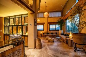 舍夫沙万Ain Chaouen的宽敞的客厅里有一张沙发和一棵树