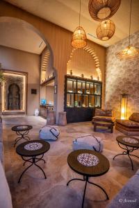 舍夫沙万Ain Chaouen的大堂设有桌椅和沙发。