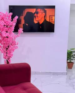 a picture of a man on a tv on a wall at فيلا نجمة الشمال in Um Qeis