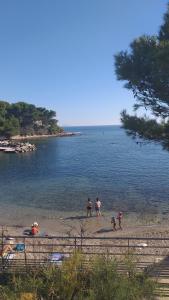 un grupo de personas en una playa cerca del agua en Carry le Rouet, plage cap rousset, en Carry-le-Rouet
