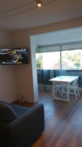sala de estar con mesa blanca y ventana en Carry le Rouet, plage cap rousset, en Carry-le-Rouet