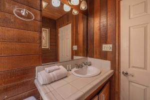 un baño con lavabo y espejo en The Big Bear Lakefront Lodge, en Big Bear Lake 56 fotos más