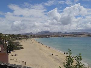 un gruppo di persone su una spiaggia vicino all'acqua di Las Dos Orillas a Costa Calma