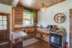 cocina con paredes de madera y techo de madera en Less Than 1 Mi to Downtown Arcadia Tranquil Wooded Escape, en Arcadia