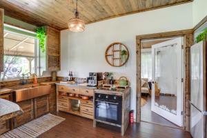 una cocina con fregadero y estufa en Less Than 1 Mi to Downtown Arcadia Tranquil Wooded Escape, en Arcadia 16 fotos más