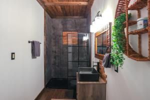 un baño con lavabo y espejo en Less Than 1 Mi to Downtown Arcadia Tranquil Wooded Escape, en Arcadia